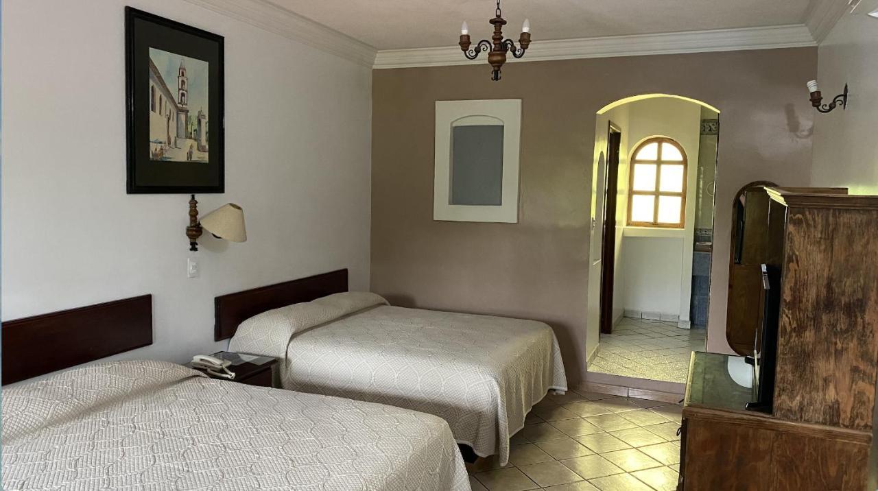 Hotel Camelinas Apatzingan de la Constitucion Exterior photo
